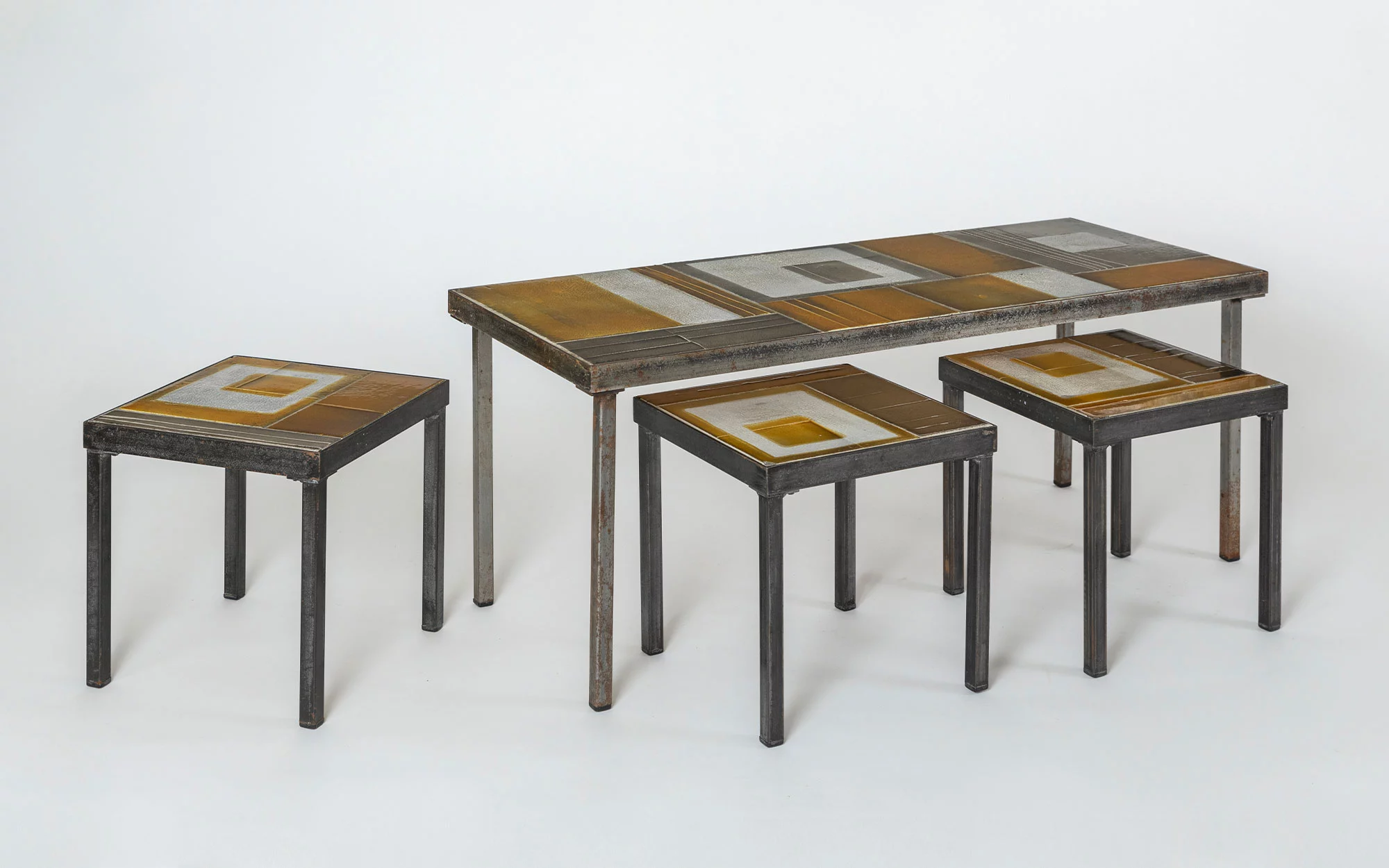 Geometrical, Set of 1 coffee table & 3 side tables - Roger Capron - Coffee table - Galerie kreo