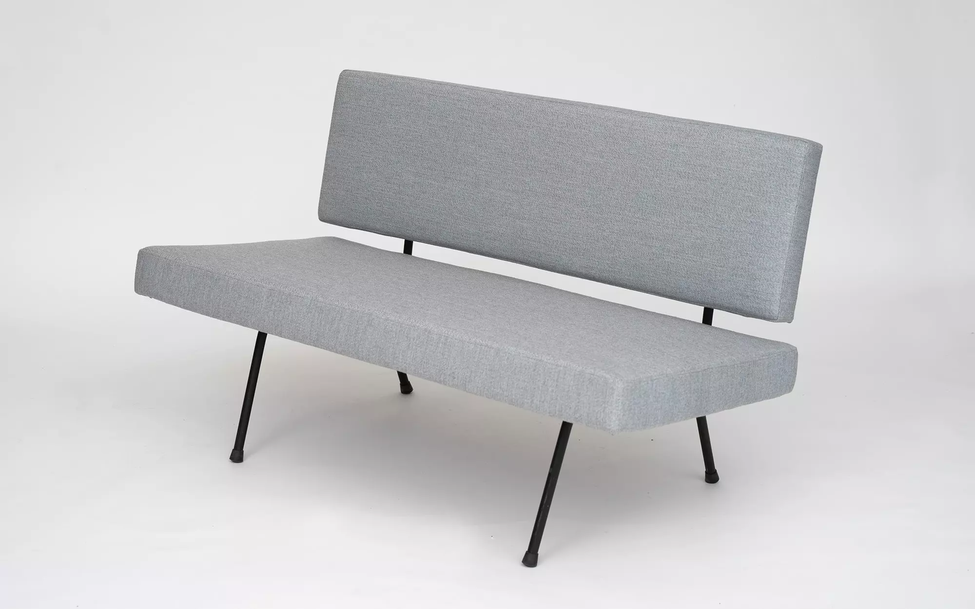 Sofa (green grey) - Florence Knoll - Vase - Galerie kreo